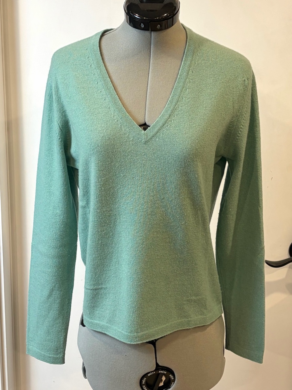 Barrie of Scotland V-Neck Cashmere Sweater, light green, 36,EUC